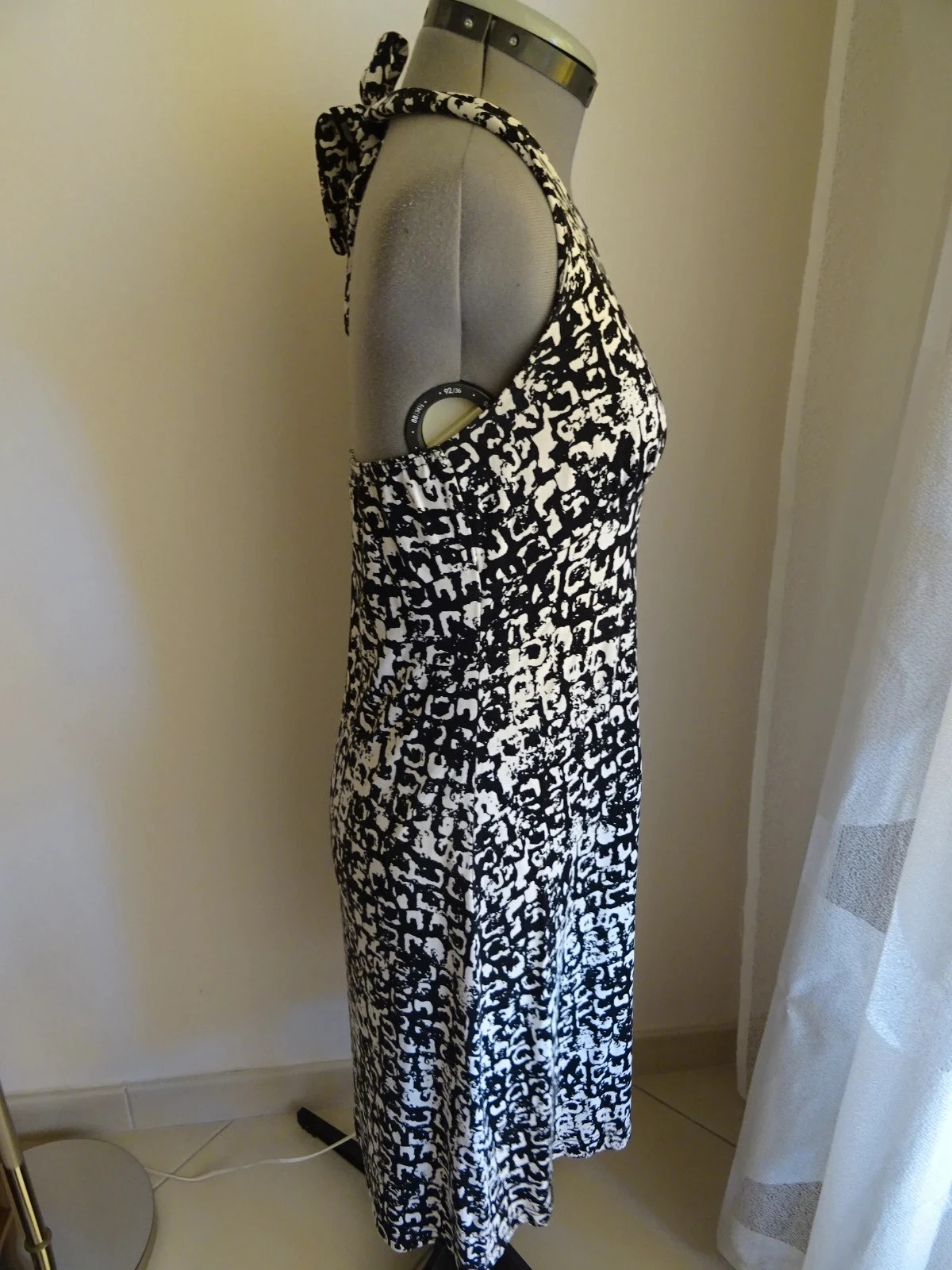 Robe dos nu noire et blanche taille M – photo 4